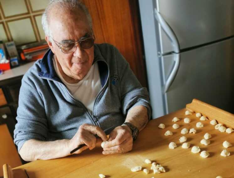 Bari, a 84 anni è il mago delle orecchiette. Il segreto di Nicola? Avere pazienza – VIDEO