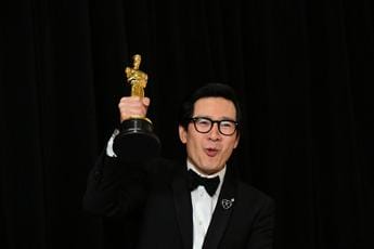 Galleria foto 'Oscar 2023, vince Ke Huy Quan: il ‘bambino’ di Indiana Jones e dei Goonies' - foto 1