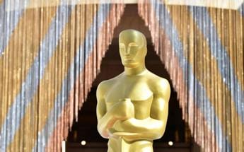 Galleria foto 'Oscar: dai jeans di Lady Gaga all’idratante di Hugh Grant, ecco i momenti top' - foto 1