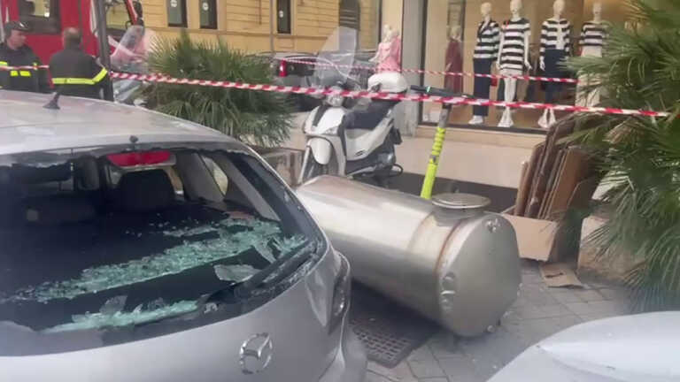Galleria foto 'Scaldabagno giù da un balcone, sfiorata tragedia nel centro di Palermo' - foto 1