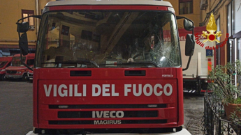 Galleria foto 'Palermo, danneggiato mezzo dei Vigili del fuoco' - foto 1