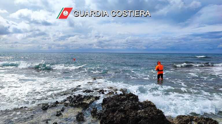 Galleria foto 'Barca incagliata al largo di Gallipoli a causa del maltempo: la Guardia costiera salva due velisti' - foto 1