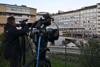 Galleria foto 'Papa Francesco ricoverato, prima notte al Gemelli per infezione respiratoria' - foto 1