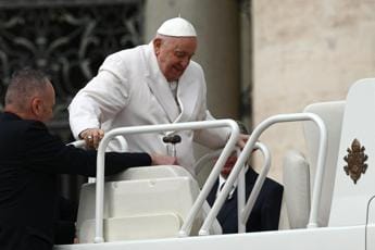 Galleria foto 'Papa ricoverato, in dubbio partecipazione a celebrazioni pasquali' - foto 1