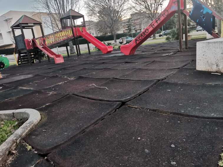 Bari, bimba si ferisce in un parchetto al San Paolo: «Comune assente, aree verdi dissestate»