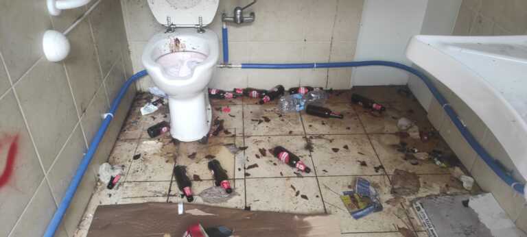 Bari, non c’è pace per Parco Bucci: ripulito e subito vandalizzato. Nei bagni bottiglie, escrementi e graffiti