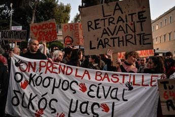 Galleria foto 'Pensioni Francia, oltre un milione in strada contro la riforma' - foto 1
