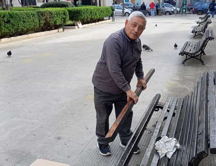 Bitonto: Pietro, il guardiano silente che dà decoro a piazza Padre Pio