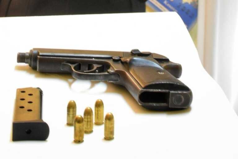 Minaccia con una pistola il barista che si rifiuta di dargli da bere: arrestato 39enne a Palagiano