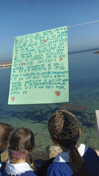 Galleria foto 'Bari, il lungomare si “colora” con pensieri e poesie degli studenti dell’Istituto “Balilla-Imbriani”' - foto 3
