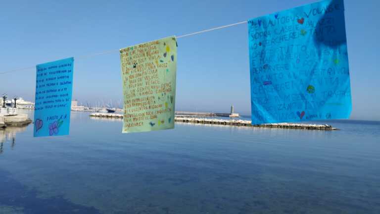Bari, il lungomare si “colora” con pensieri e poesie degli studenti dell’Istituto “Balilla-Imbriani”