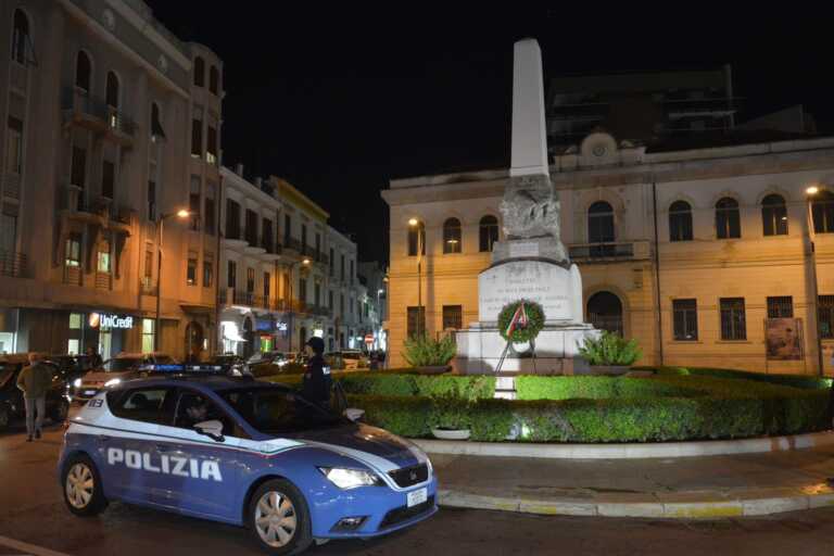 Minacce ed estorsioni a madre e figlia per comprare alcol e droga: arrestata coppia di 43enni a Barletta