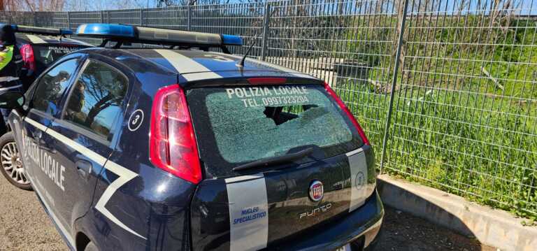 Taranto, sassi contro un’auto della Polizia locale al rione Paolo VI. Melucci: «Intollerabile»