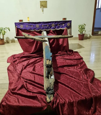 Galleria foto 'Prete realizza croce con legno barca naufragata' - foto 1
