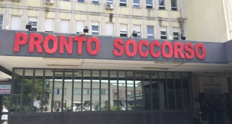Galleria foto 'Foggia, la bolgia del Pronto soccorso: mezza giornata di attesa e sanitari senza mascherina' - foto 1