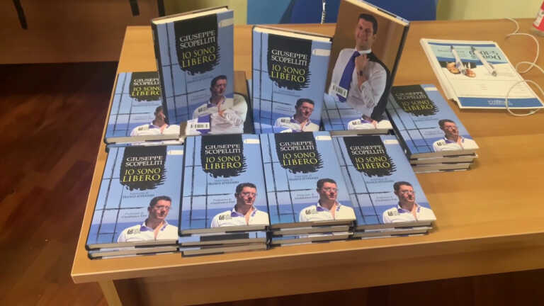 Galleria foto 'Bari, Emiliano alla presentazione del libro di Scopelliti “Commovente”' - foto 1