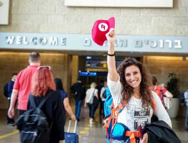 Roberta Troccoli, da Grumo alle Canarie: lascia il lavoro per fare da guida alle ragazze che vogliono viaggiare