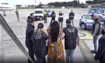 Galleria foto 'Roma, catturata ed estradata in Italia donna tra 100 latitanti più pericolosi' - foto 1
