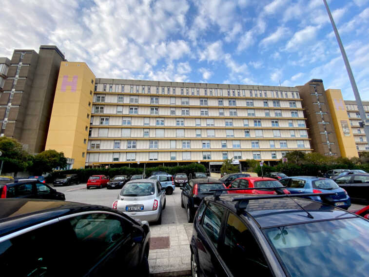 Aggressione all’ospedale San Paolo, la testimonianza: «Ci diceva “Ti vengo a prendere da casa, ti ammazzo”»