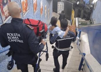Galleria foto 'Scale inagibili davanti al Colosseo, turista disabile portata in braccio dai vigili' - foto 1