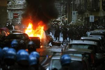 Galleria foto 'Scontri Napoli, ‘Daspo’ di tre anni per 5 tifosi tedeschi Eintracht' - foto 1
