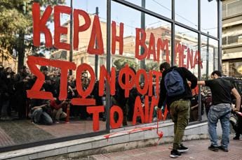 Galleria foto 'Scontro treni Grecia, caos e violenze durante le proteste' - foto 1