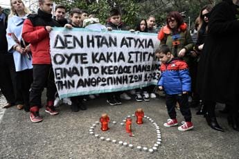 Galleria foto 'Scontro treni Grecia, migliaia in piazza davanti Parlamento Atene' - foto 1
