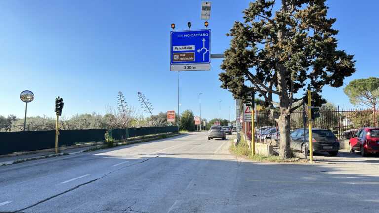 Il semaforo della discordia sulla Noicattaro-Torre a Mare: fuori uso dal 2020 in un incrocio pericoloso