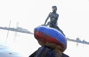 Galleria foto 'Sirenetta Copenhagen vandalizzata con colori bandiera Russia' - foto 1