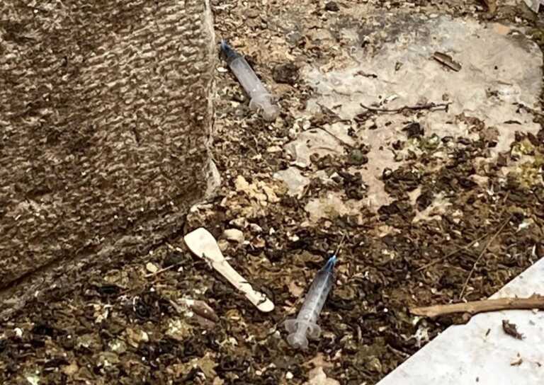 Tappeti di siringhe a Bari Vecchia. Cresce la preoccupazione dei residenti: «Qui giocano i bambini»