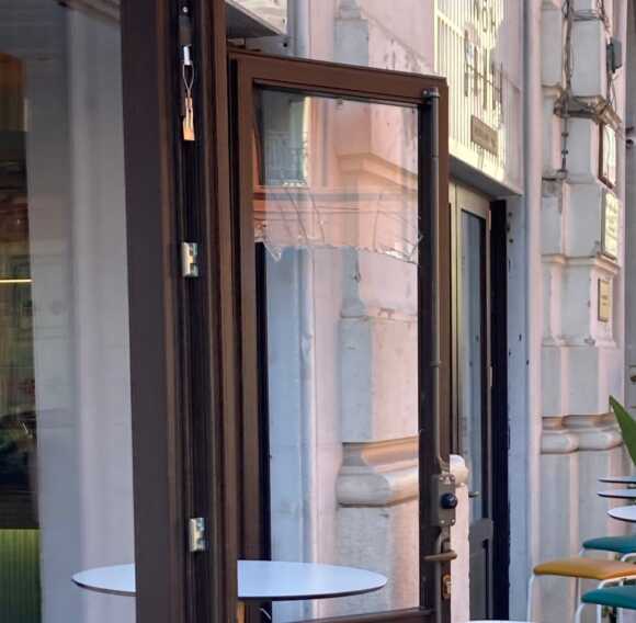Galleria foto 'Bari, nuova spaccata in centro: in due minuti si introducono nel locale e fuggono con il bottino – VIDEO' - foto 1