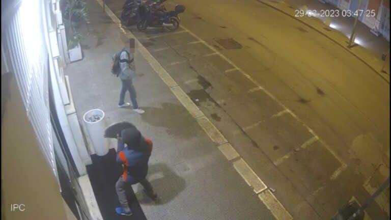 Bari, nuova spaccata in centro: in due minuti si introducono nel locale e fuggono con il bottino – VIDEO
