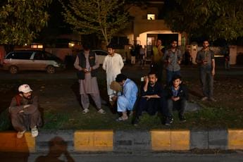 Galleria foto 'Terremoto oggi in Afghanistan e Pakistan, scossa magnitudo 6,8: 12 morti' - foto 1