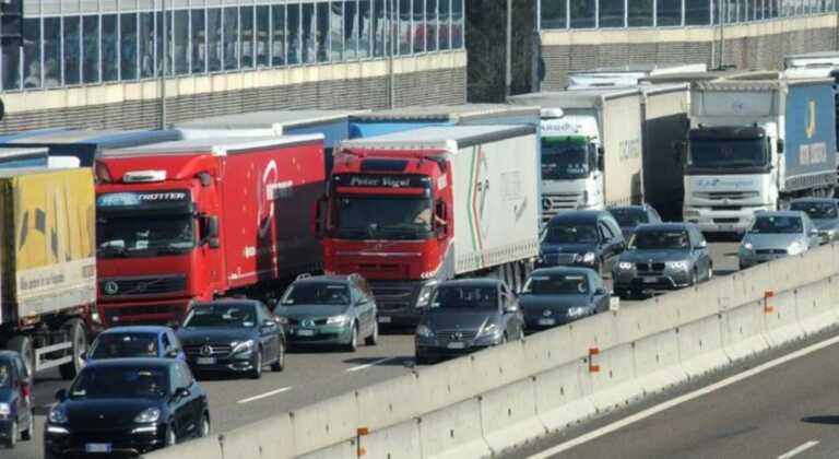 Ok al nuovo Piano per il trasporto merci in Puglia: entro il 2030 il 30% del traffico da tir a treni e navi