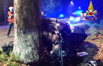 Galleria foto 'Treviso, auto contro platano a Motta di Livenza: morte due ragazze' - foto 1