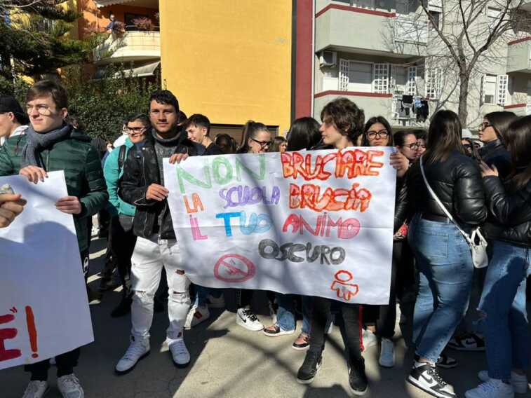 Trinitapoli, studenti in piazza dopo l’incendio nel cantiere della scuola: «Basta sopraffazione»