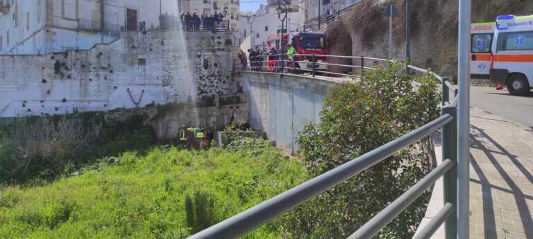 Tenta di scattare una foto e cade dal “Ponte del pover’uomo”: ferito un turista a Ostuni