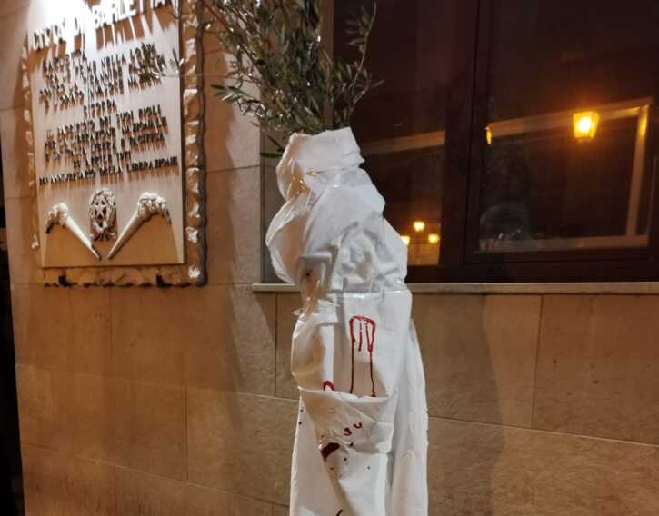 Barletta, un ulivo macchiato di sangue: l’azione di guerriglia marketing per difendere il verde urbano