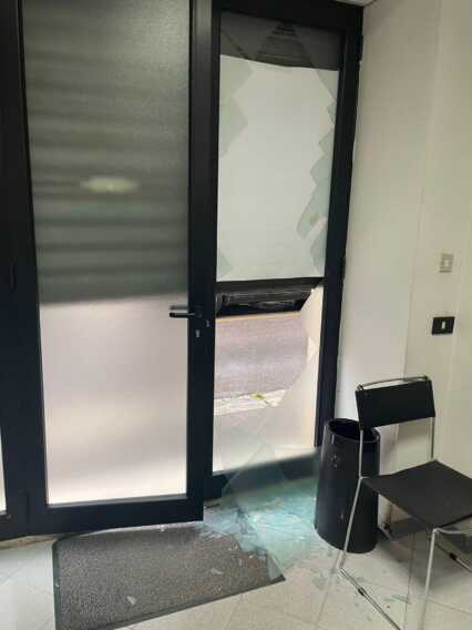 Galleria foto 'Vandalizzata la sede della Cgil di Polignano a Mare, Carrieri: «Atto stupido, vile e anacronistico»' - foto 1