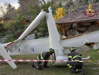 Galleria foto 'Varese, aliante precipita nel giardino di una villa: salvo il pilota' - foto 1