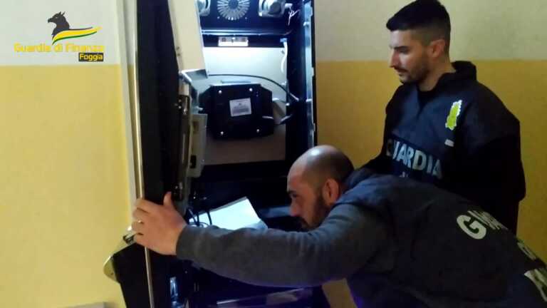 Galleria foto 'Schede elettroniche per manomettere le videoslot nel Foggiano: sequestrati 27 apparecchi – VIDEO' - foto 1