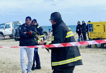 Galleria foto 'Vigile fuoco lascia rosa su luogo ritrovamento bimbo' - foto 1