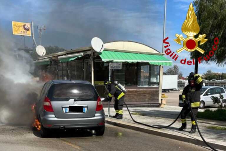 Lecce, l’auto prende fuoco mentre è in marcia: salvo il conducente