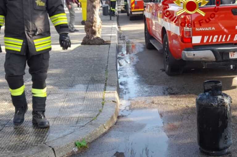 La friggitrice prende fuoco in una polleria a Surbo: intervengono i vigili del fuoco