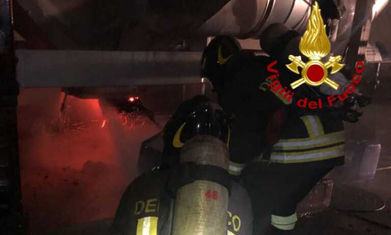 Lecce, fiamme in una ditta nella zona industriale: intervengono i vigili del fuoco
