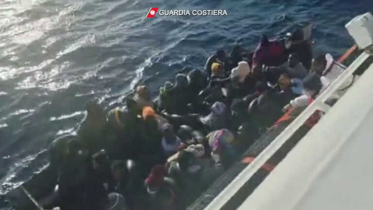 Galleria foto 'Barchino migranti affonda a Lampedusa, le immagini del salvataggio' - foto 1