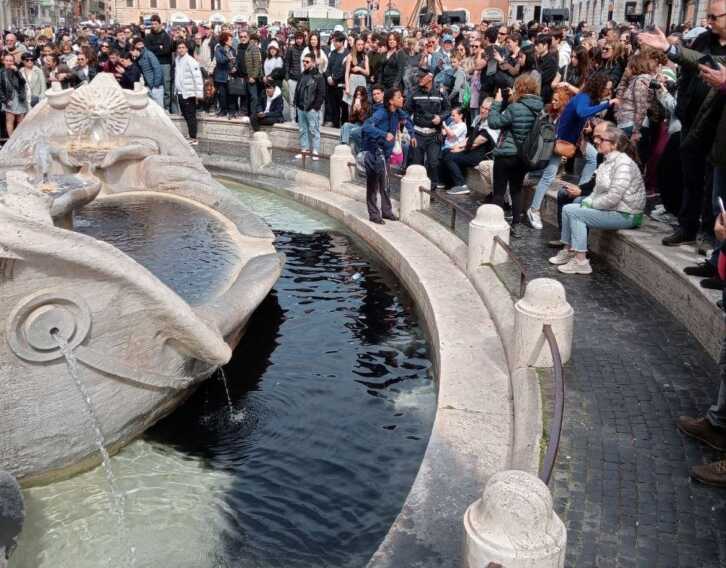 Galleria foto 'Ultima Generazione imbratta la Barcaccia del Bernini a Roma, Sangiuliano “Ora basta”' - foto 1