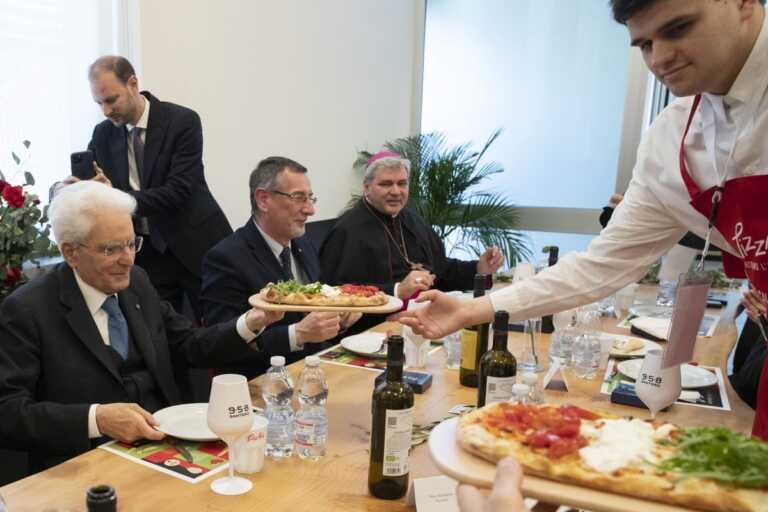 Galleria foto 'Autismo, Mattarella a Monza inaugura PizzAut' - foto 1