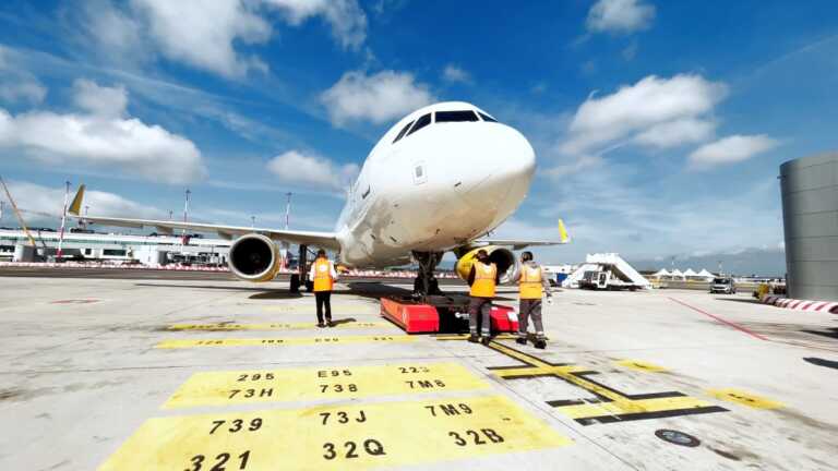 Galleria foto 'Fiumicino, pushback elettrico Mototok sperimentato con Vueling' - foto 1