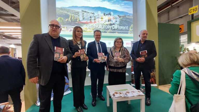 Galleria foto 'Al Vinitaly presentata la guida “Perugino e Signorelli”' - foto 1